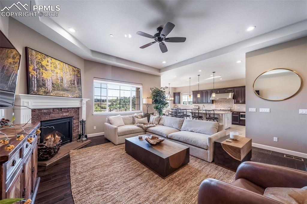 Image 14 of 50: Living Room