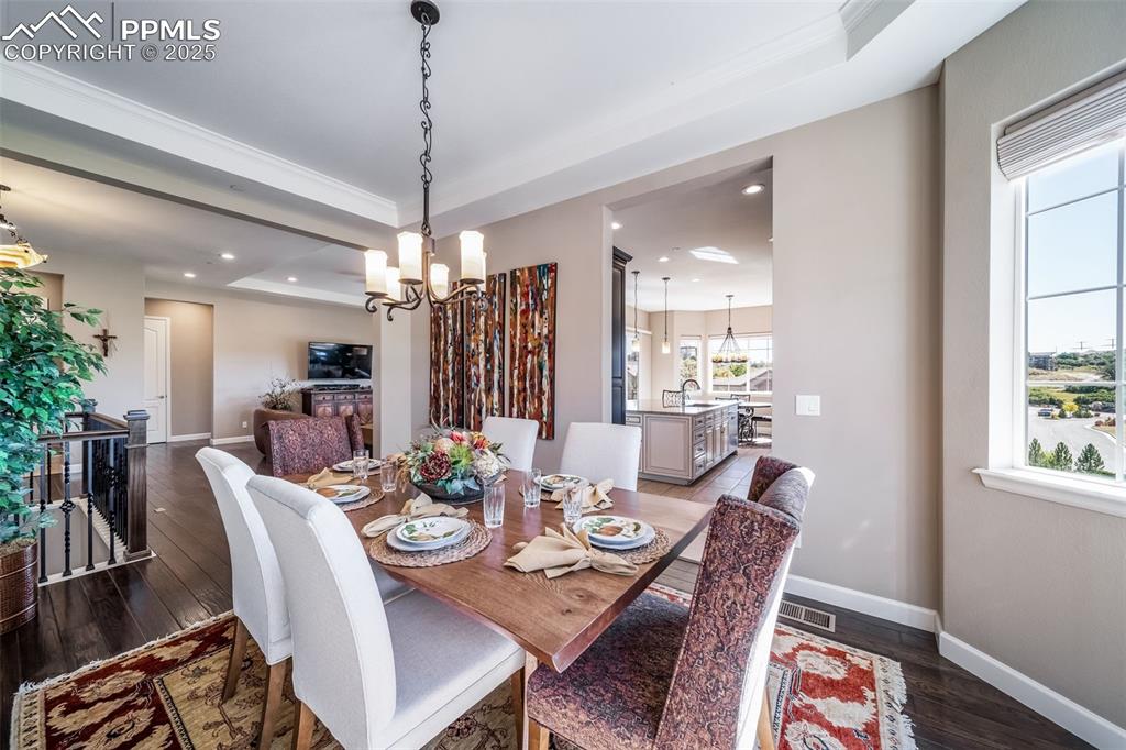 Image 17 of 50: Dining Area