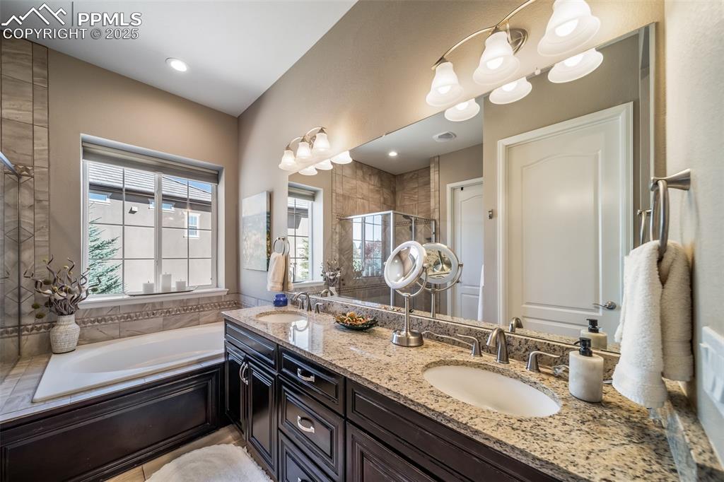 Image 26 of 50: Bathroom