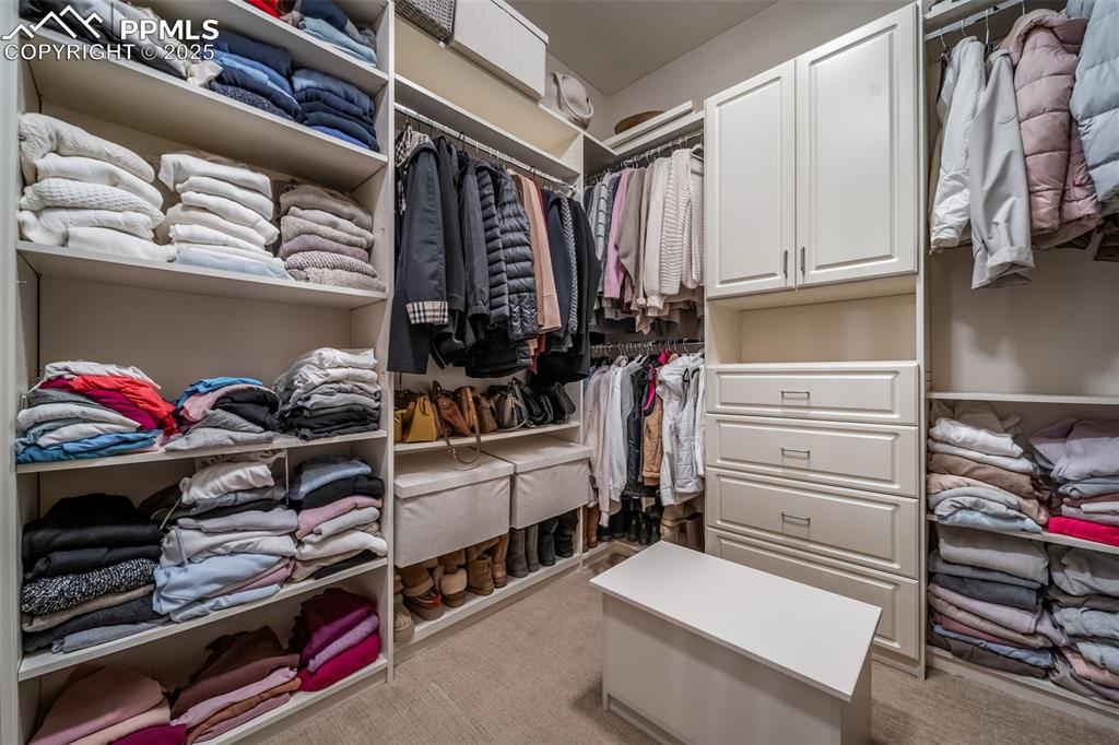 Image 28 of 50: Closet