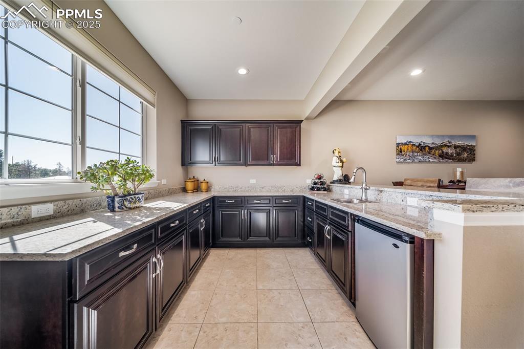 Image 31 of 50: Kitchen