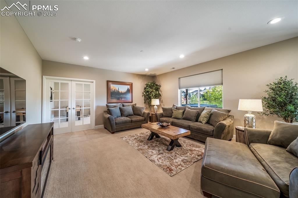 Image 33 of 50: Living Room