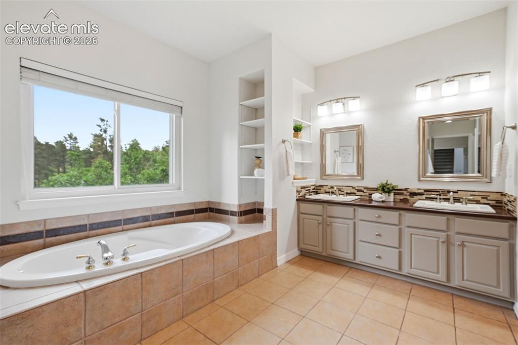 Image 18 of 49: Bathroom