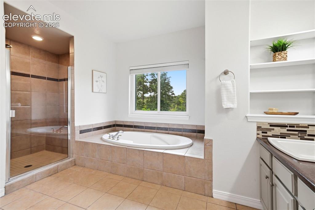 Image 19 of 49: Bathroom
