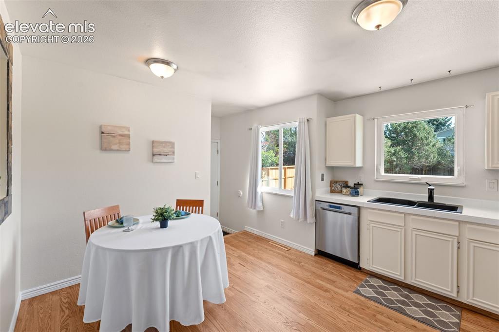 Image 10 of 49: Kitchen