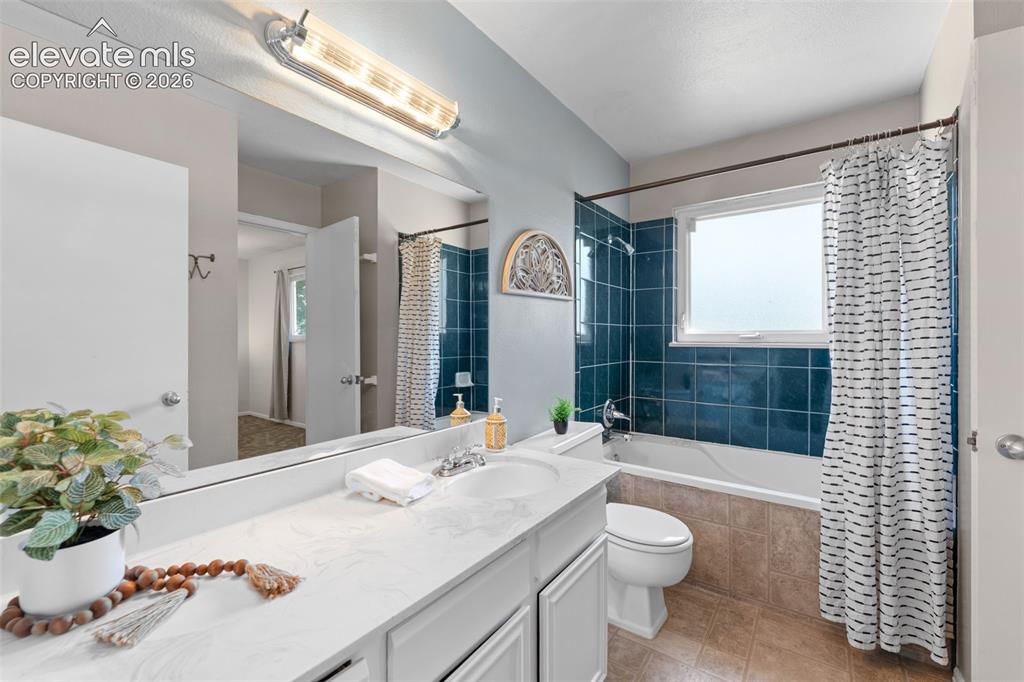 Image 18 of 49: Bathroom