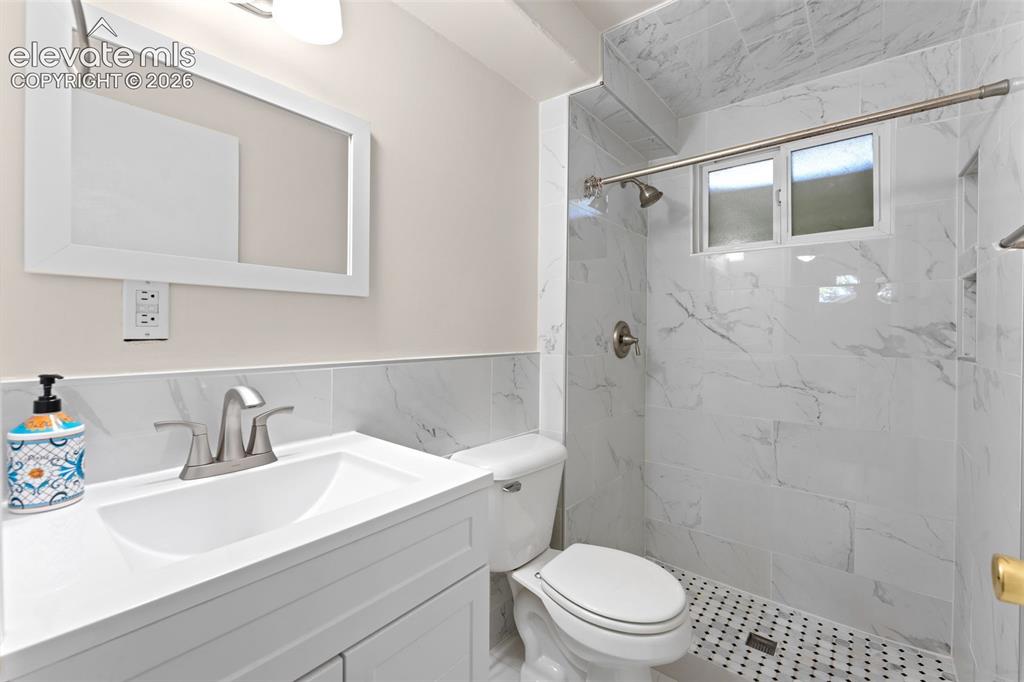 Image 29 of 49: Bathroom