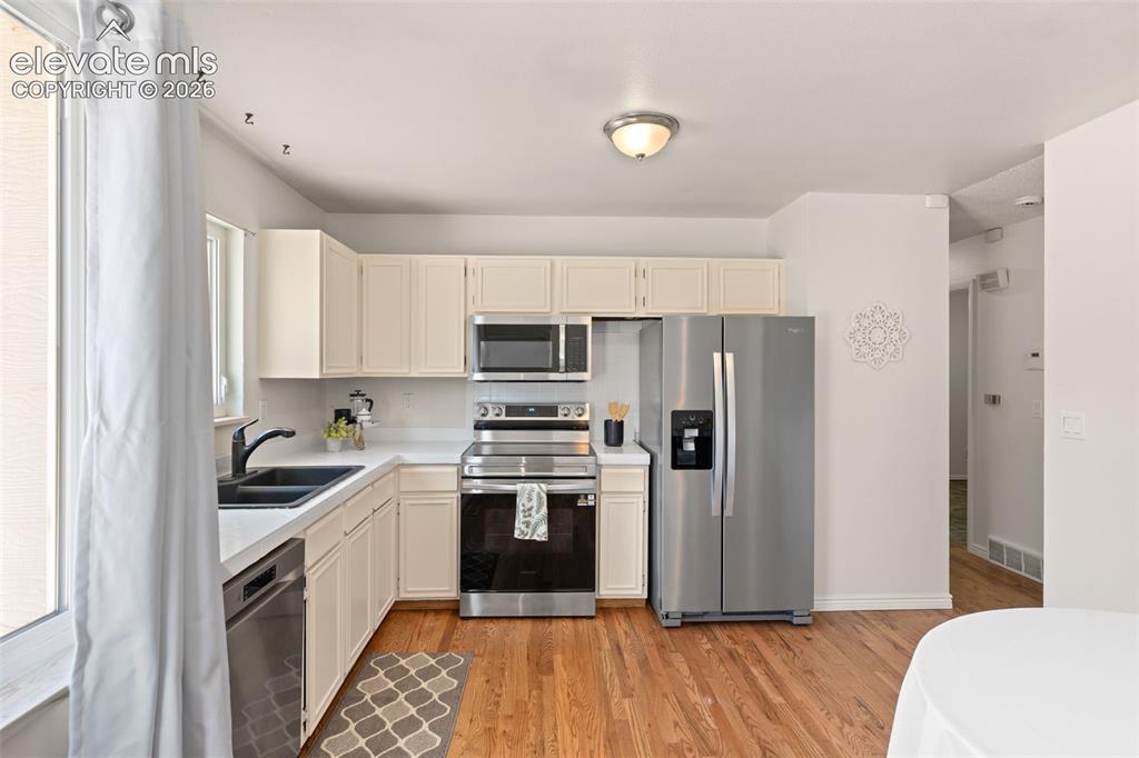 Image 9 of 49: Kitchen