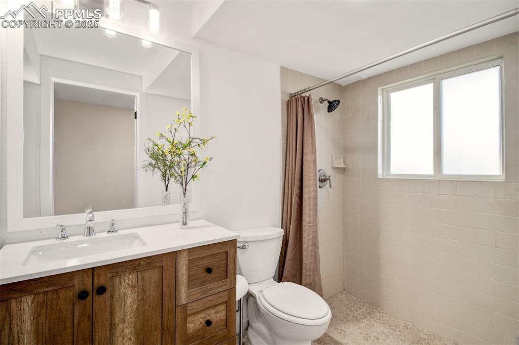 Image 22 of 45: Downstairs Bathroom