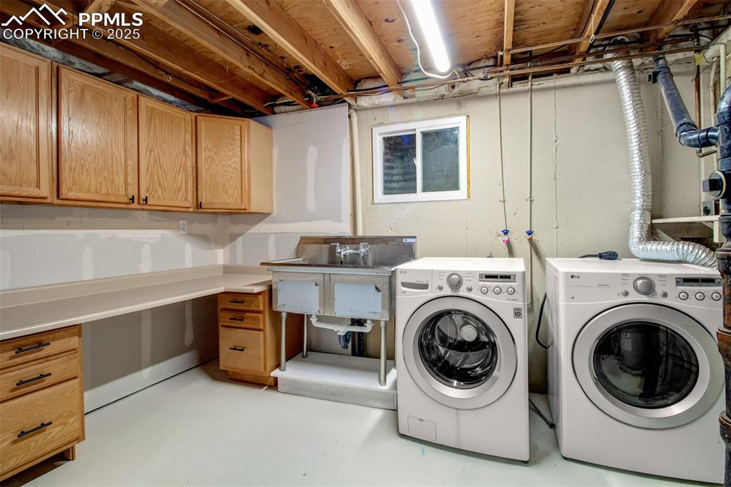 Image 31 of 45: Large Laundry Room