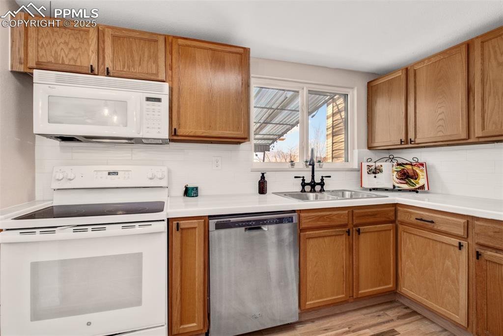 Image 9 of 45: Kitchen