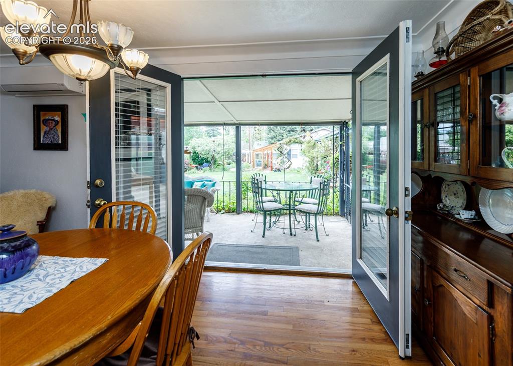 Image 10 of 45: Dining Area