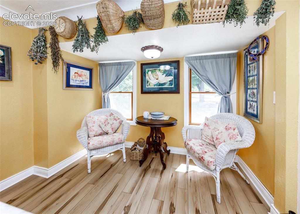 Image 14 of 45: Sitting area/Eat In