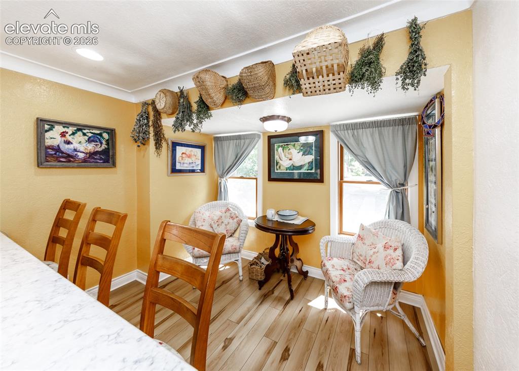 Image 15 of 45: Sitting area/Eat in