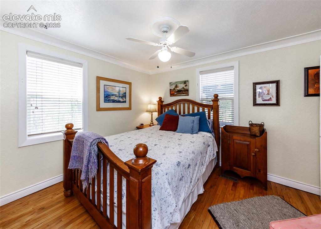 Image 19 of 45: Bedroom