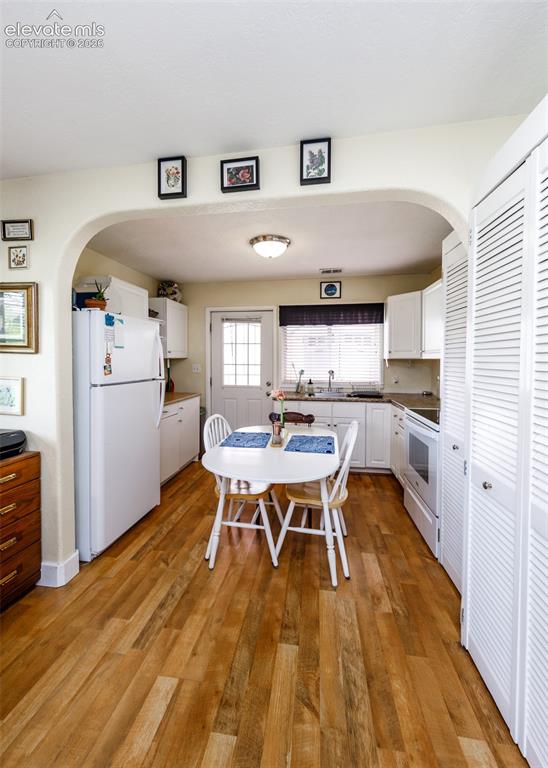 Image 31 of 45: Cottage Kitchen