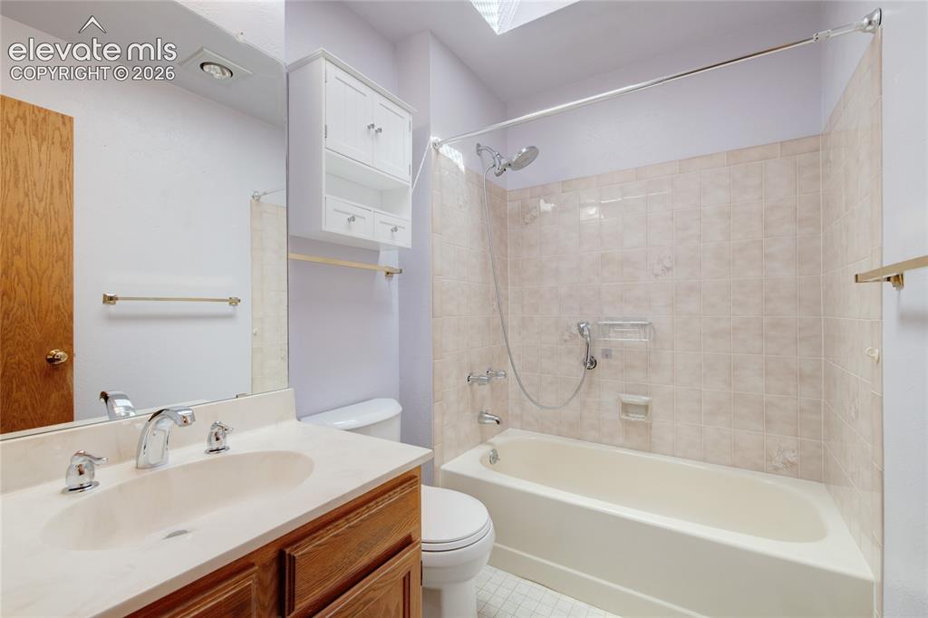 Image 26 of 41: Bathroom