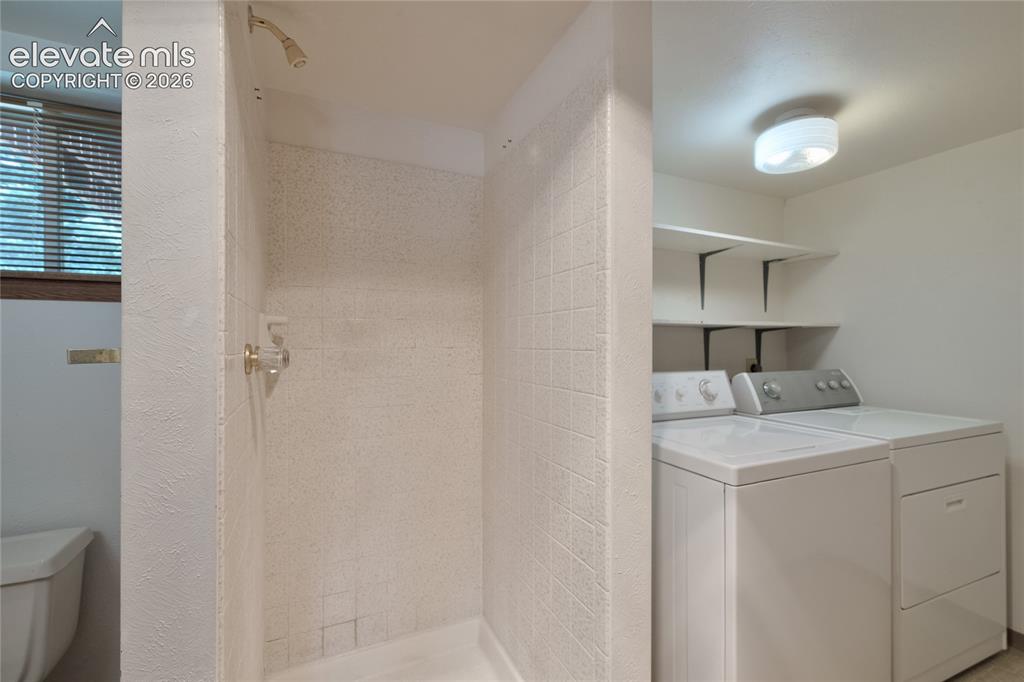 Image 29 of 41: Bathroom