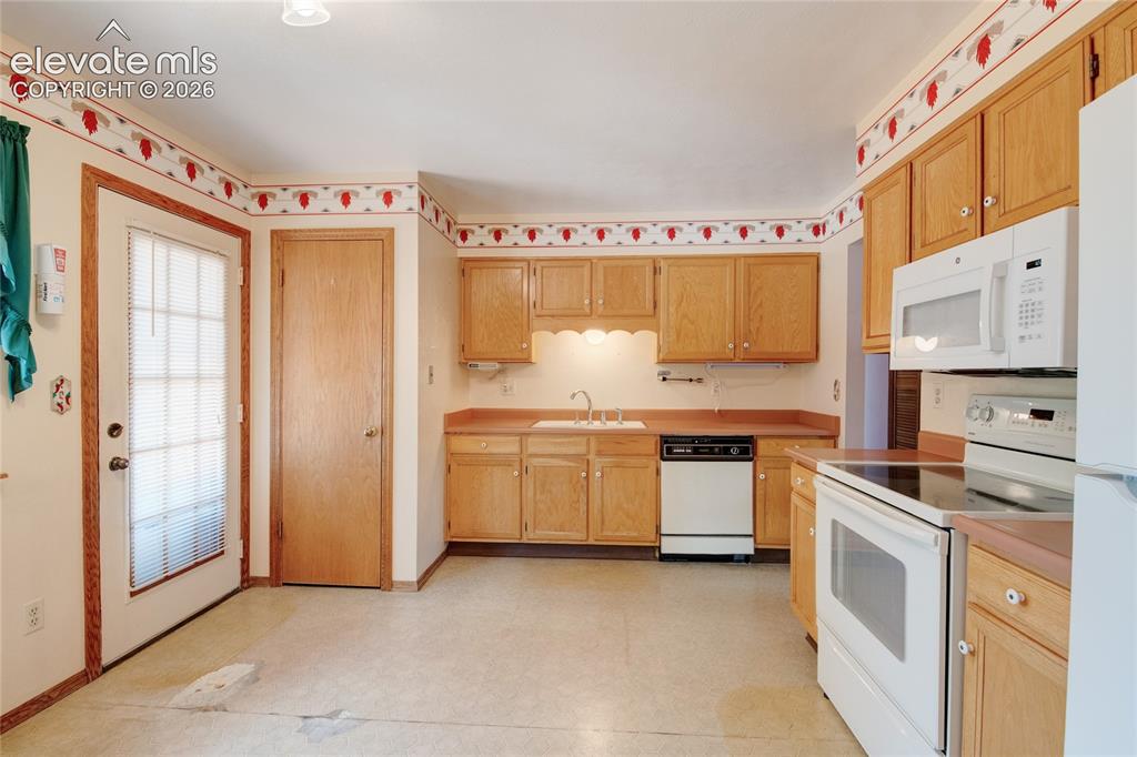 Image 3 of 41: Kitchen