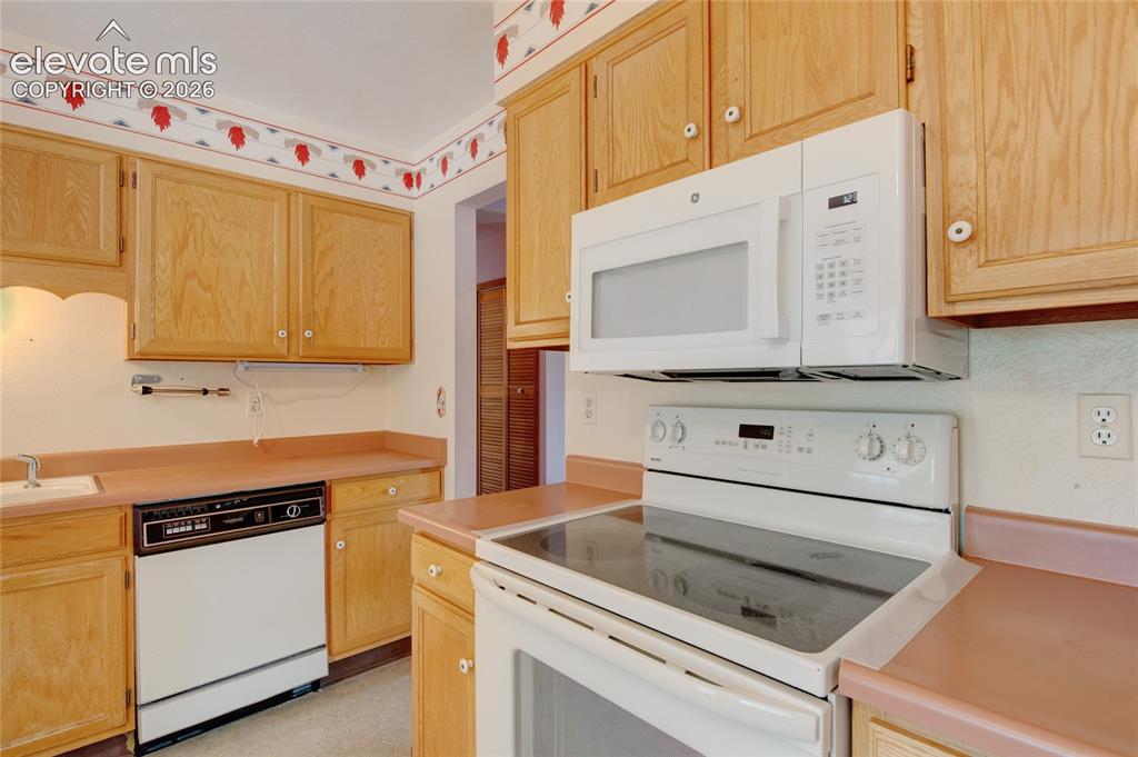 Image 4 of 41: Kitchen