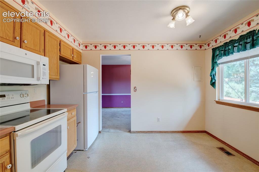 Image 5 of 41: Kitchen