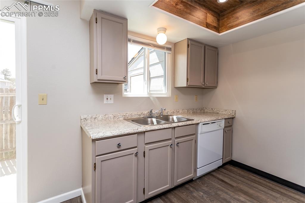 Image 10 of 31: Kitchen