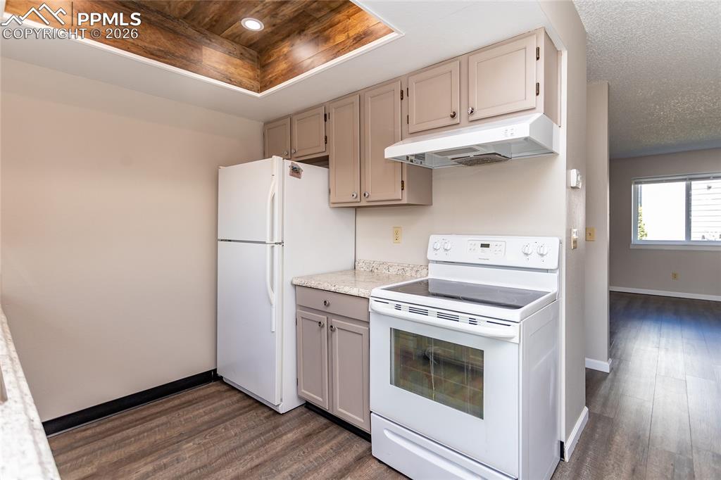 Image 11 of 31: Kitchen