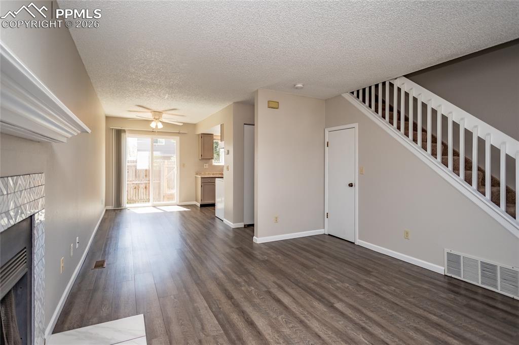 Image 19 of 31: Living Room