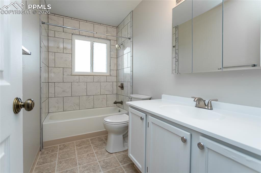 Image 23 of 31: Bathroom