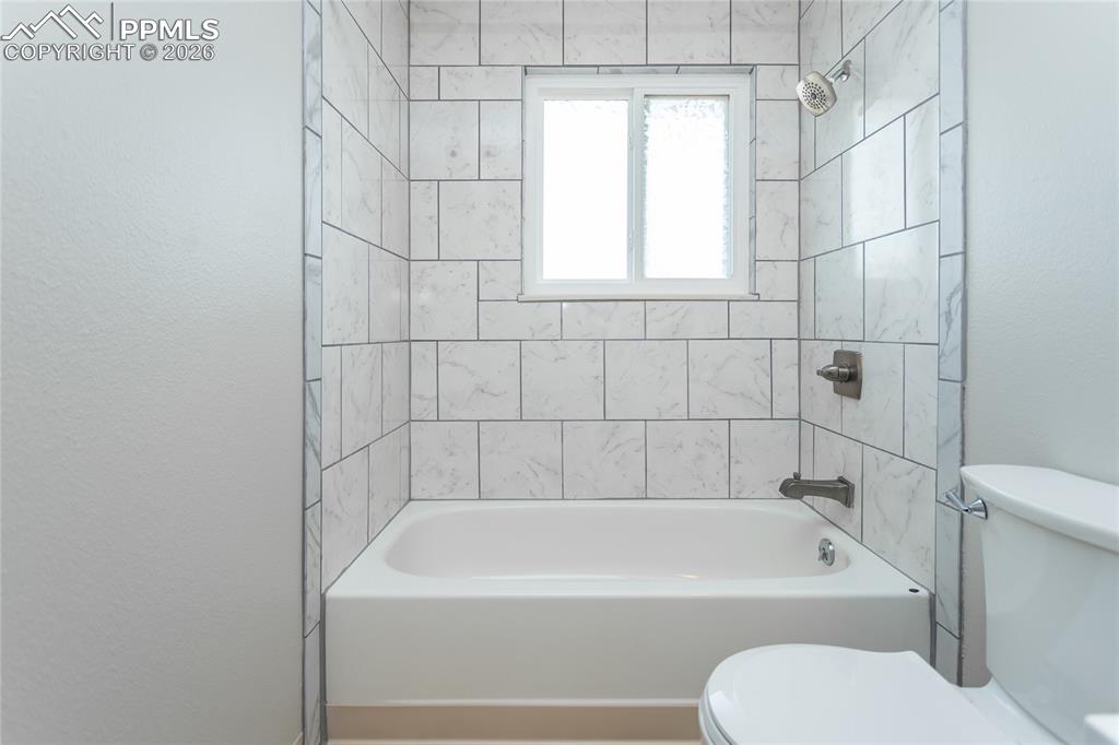 Image 24 of 31: Bathroom