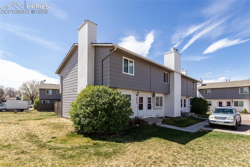 Image 3 of 31: Nice commo areas.