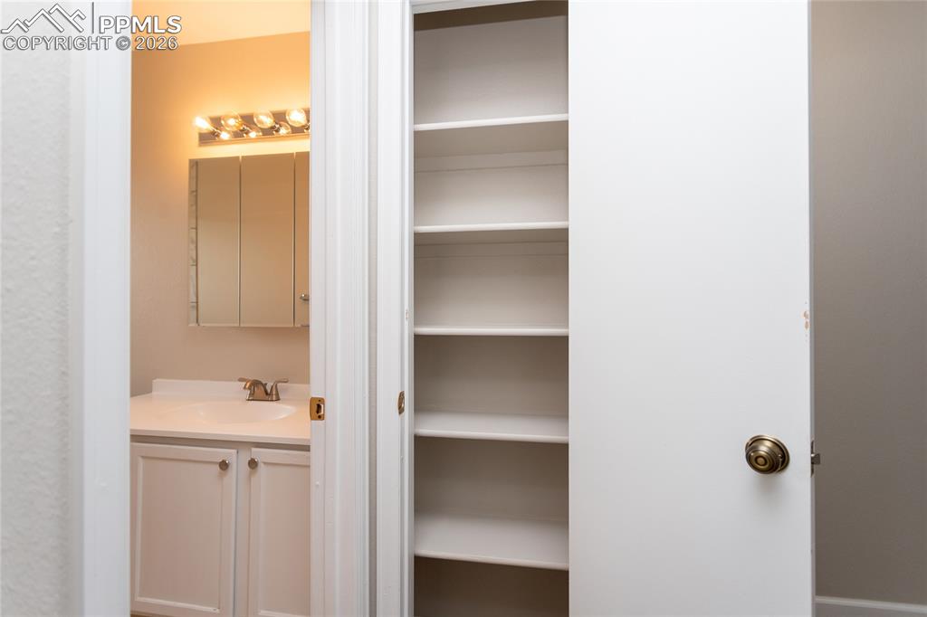 Image 31 of 31: Bathroom