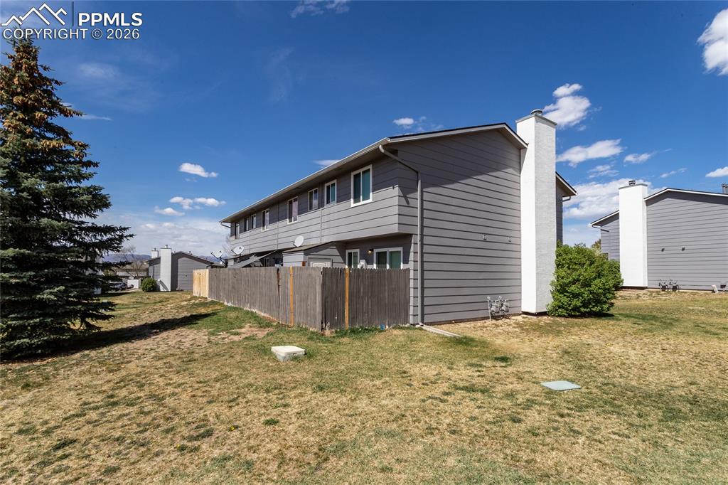 Image 4 of 31: Side of Structure