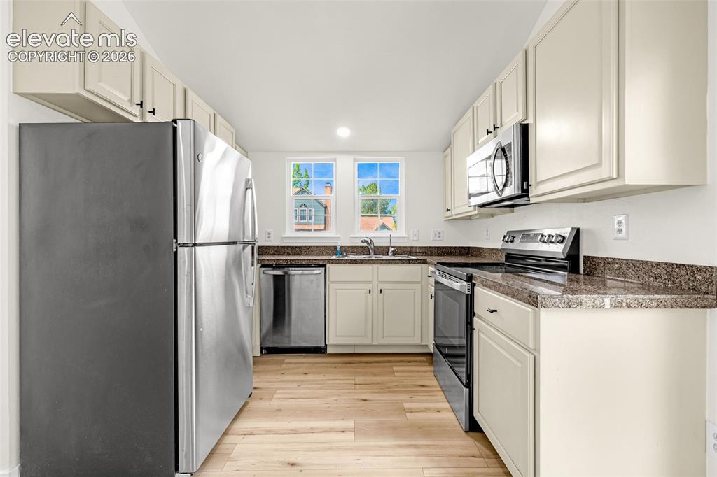 Image 12 of 48: Kitchen