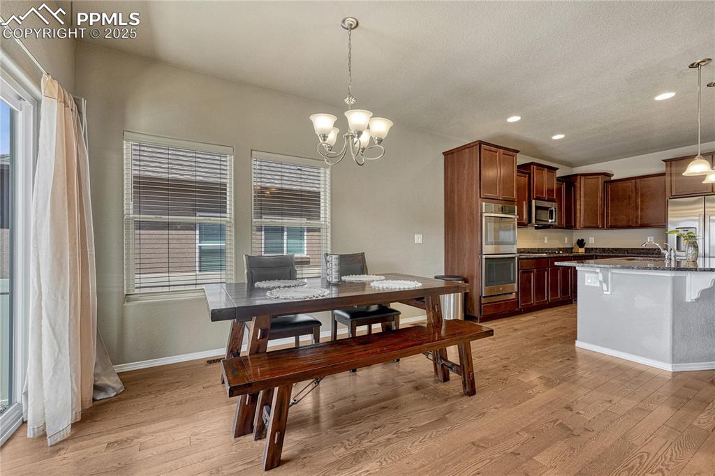 Image 10 of 37: Dining Area