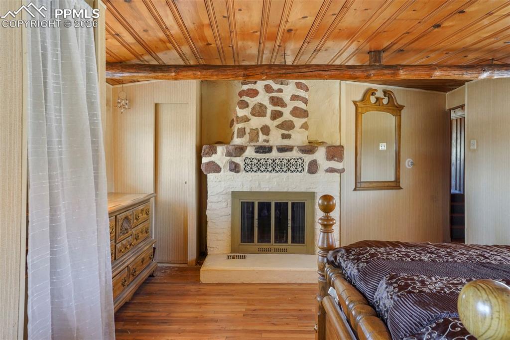 Image 18 of 43: Living Room