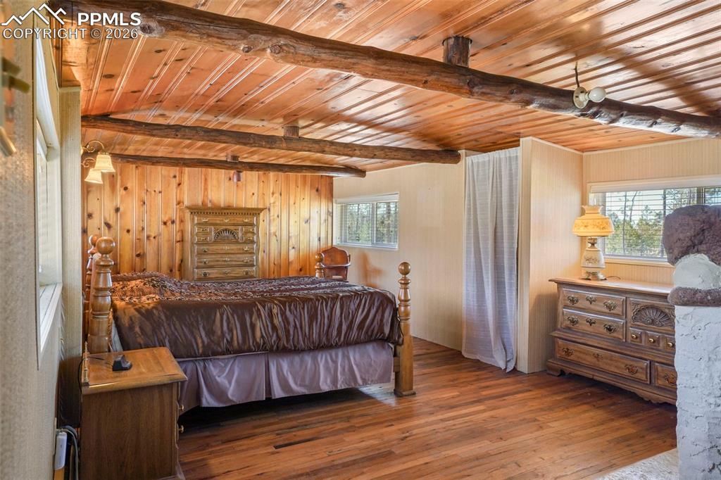 Image 19 of 43: Living Room