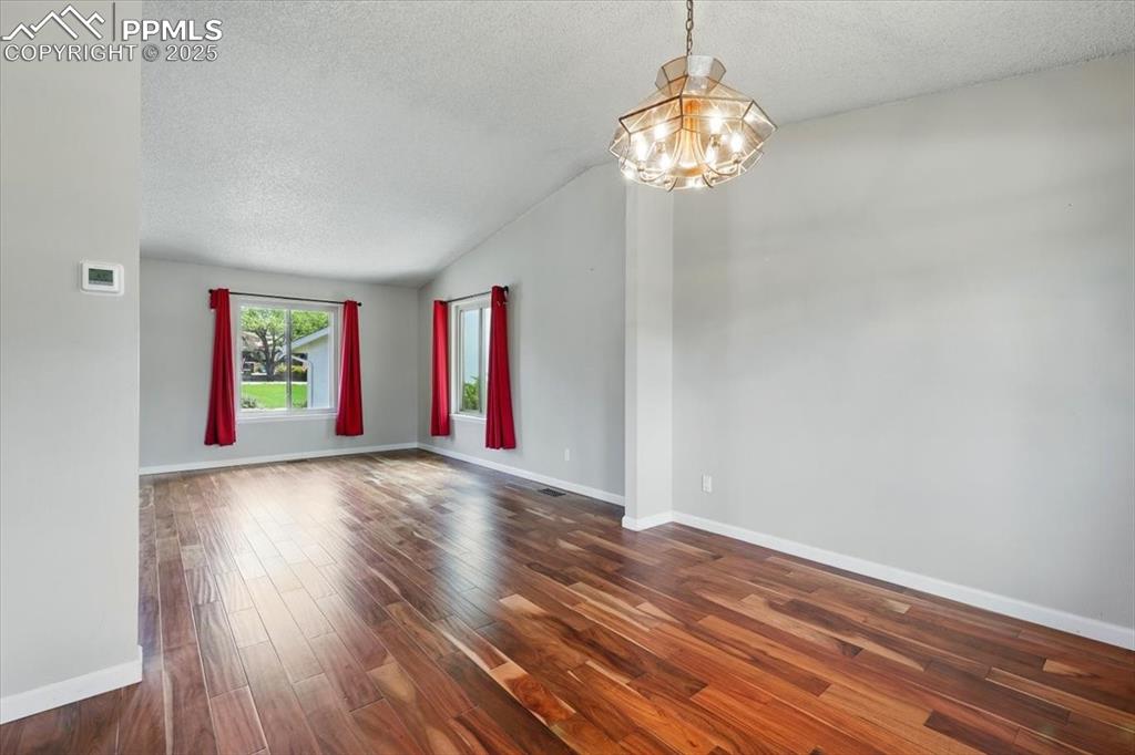 Image 10 of 47: Dining Area