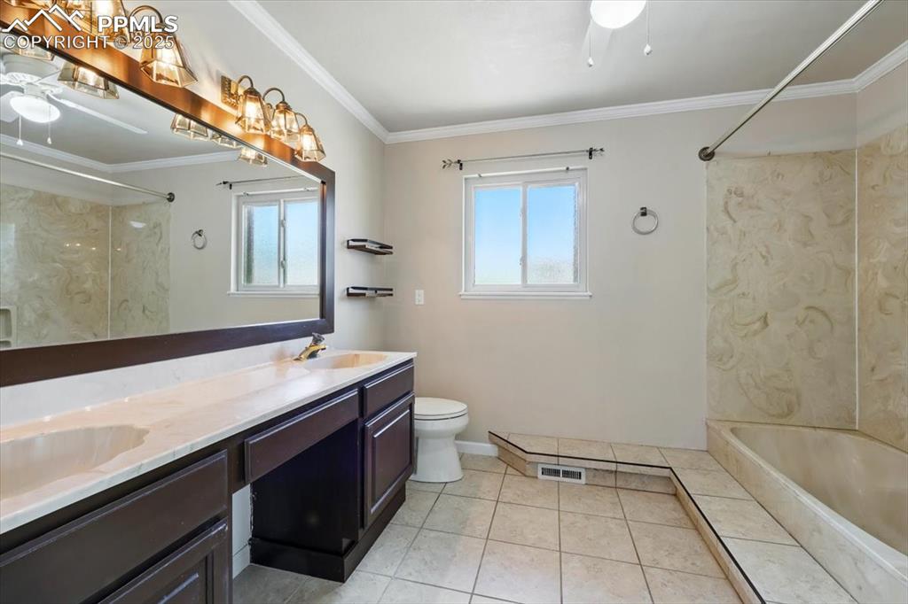 Image 22 of 47: Bathroom
