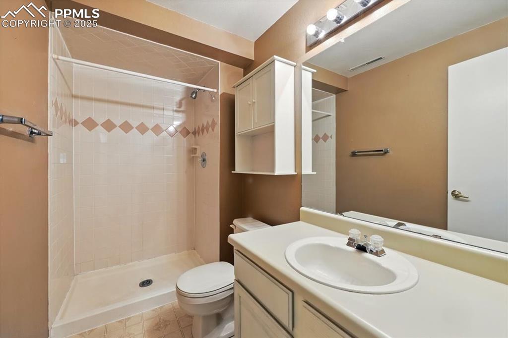 Image 34 of 47: Bathroom