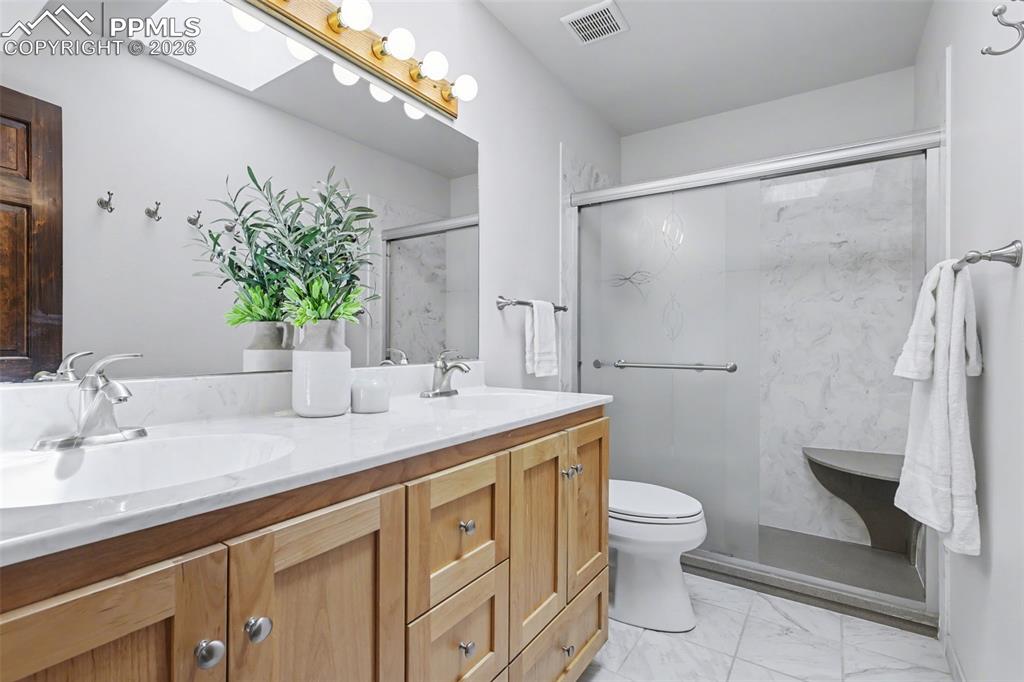 Image 21 of 48: Bathroom