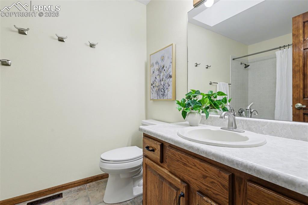 Image 25 of 48: Bathroom