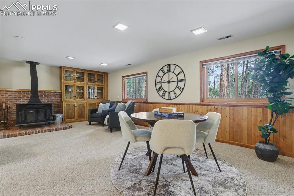 Image 32 of 48: Dining Area