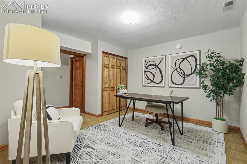 Image 35 of 48: Office