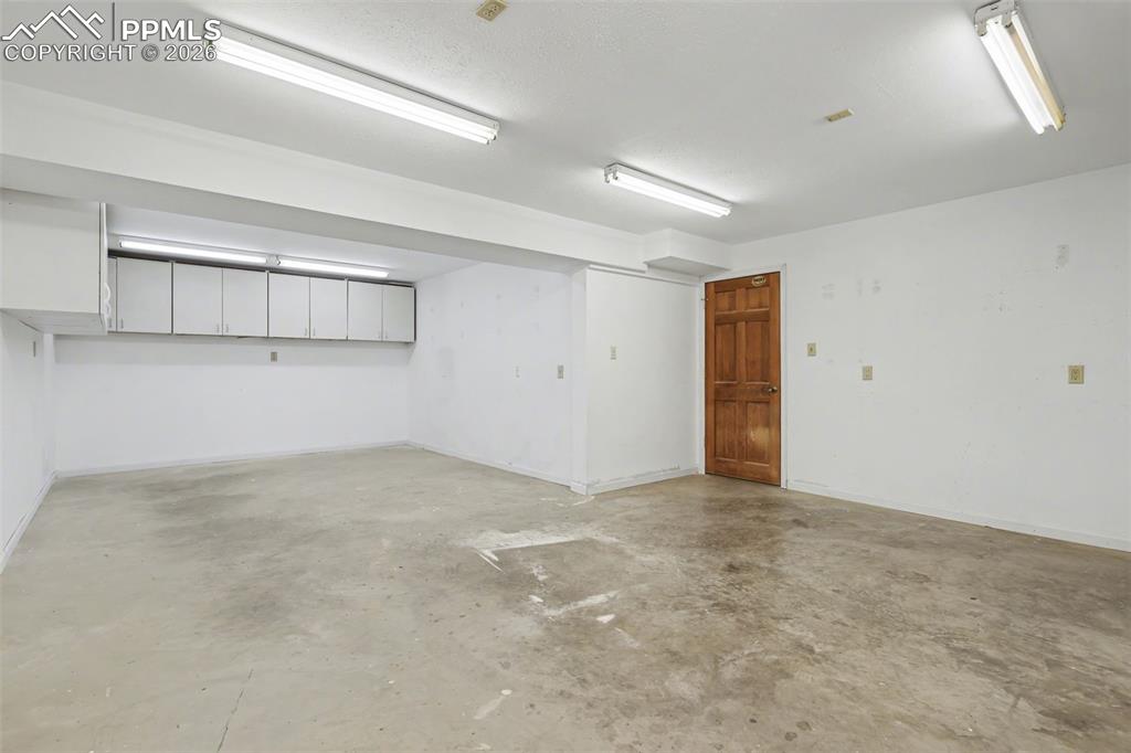 Image 40 of 48: Garage