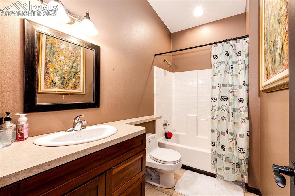 Image 17 of 42: Bathroom