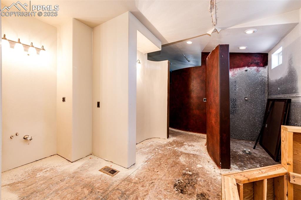 Image 18 of 42: Bathroom
