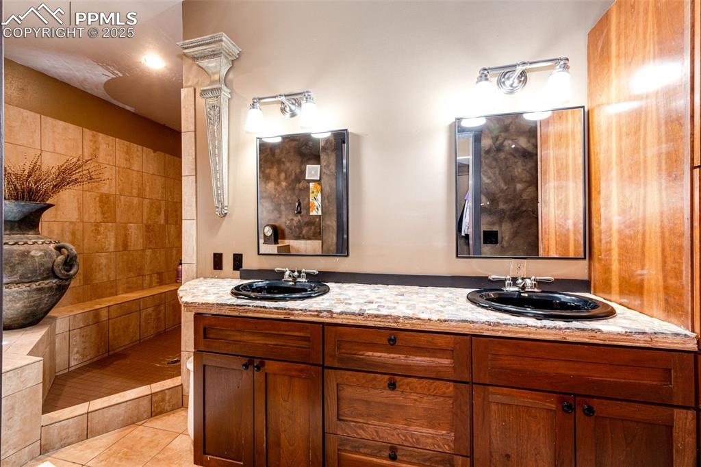 Image 22 of 42: Bathroom