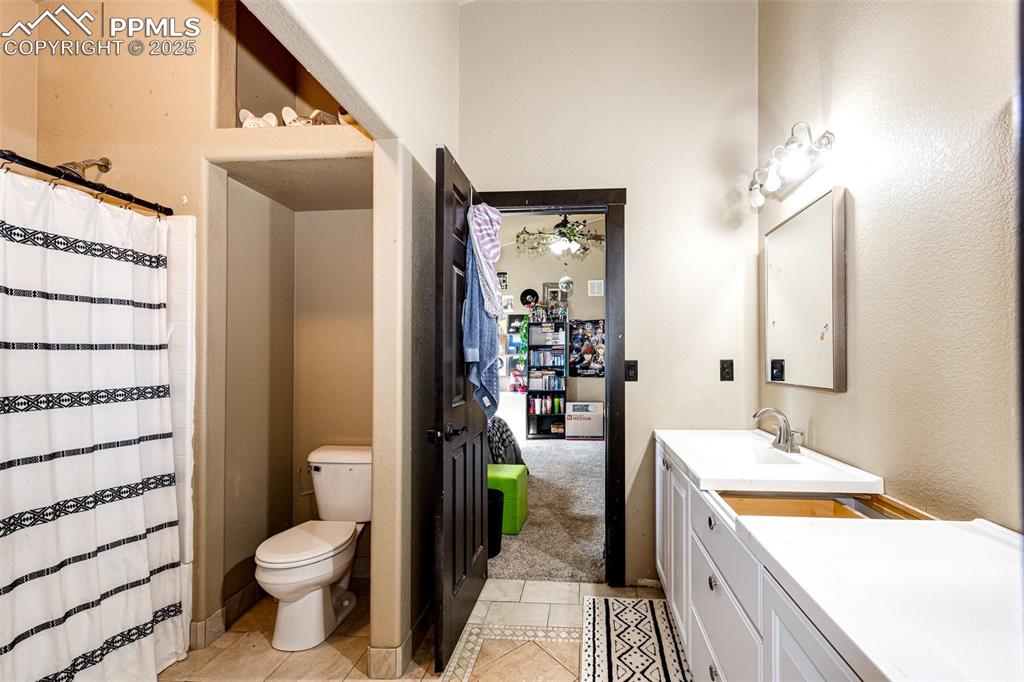 Image 32 of 42: Bathroom