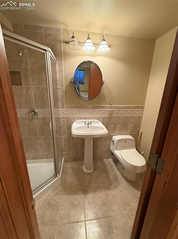 Image 12 of 31: Bathroom